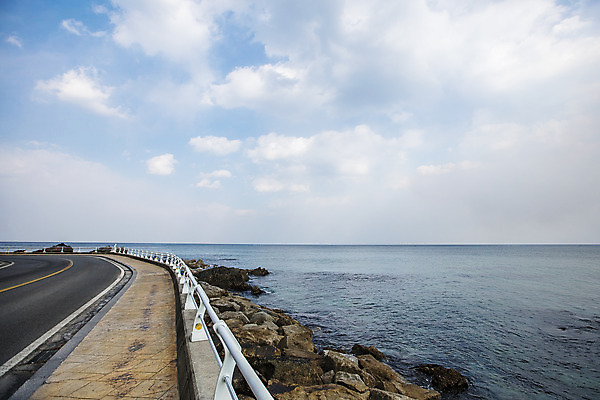 포토 JPG 주간 하늘색 사람없음 야외 강원도 해안도로 동해 강릉 국내여행 국내포토 자연요소 도로 바다 여행 한국 파란색 파일형식