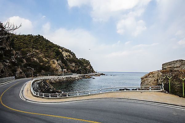 포토 JPG 주간 하늘 산 사람없음 야외 바위 강원도 해안도로 동해 강릉 국내포토 자연요소 도로 바다 한국 돌_바위 파일형식