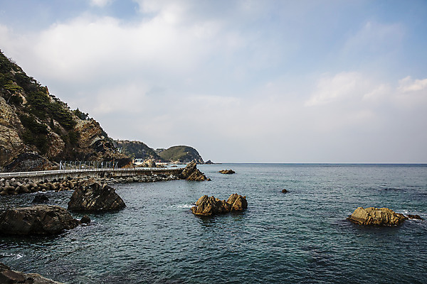 포토 JPG 주간 하늘 사람없음 야외 바위 강원도 해안도로 동해 강릉 국내여행 국내포토 자연요소 도로 바다 여행 한국 돌_바위 파일형식