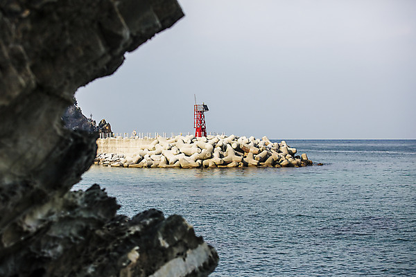 포토 JPG 주간 등대 사람없음 야외 바위 방파제 강원도 동해 강릉 국내여행 국내포토 자연요소 공공시설 바다 여행 한국 돌_바위 파일형식