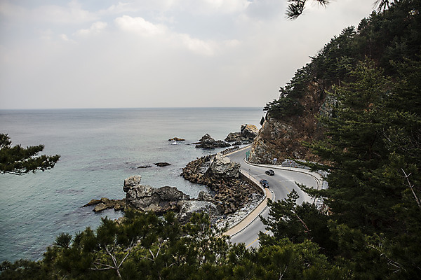 포토 JPG 주간 자동차 하늘 산 사람없음 야외 강원도 해안도로 동해 강릉 국내여행 국내포토 자연요소 도로 육상교통 바다 여행 한국 파일형식