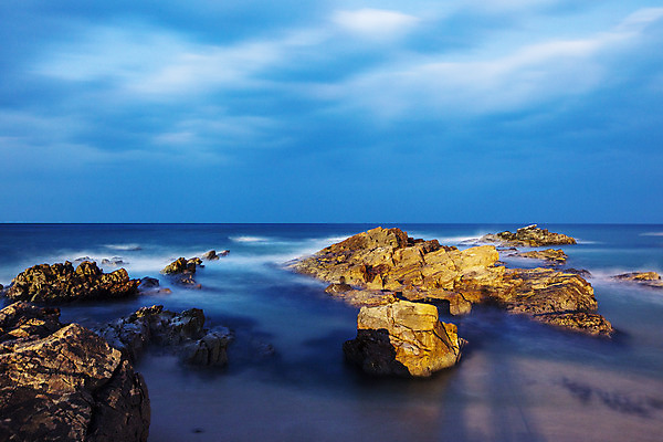 포토 JPG 주간 바다 하늘 사람없음 야외 모래사장 바위 강원도 동해 강릉 정동진 국내여행 국내포토 자연요소 여행 한국 돌_바위 파일형식