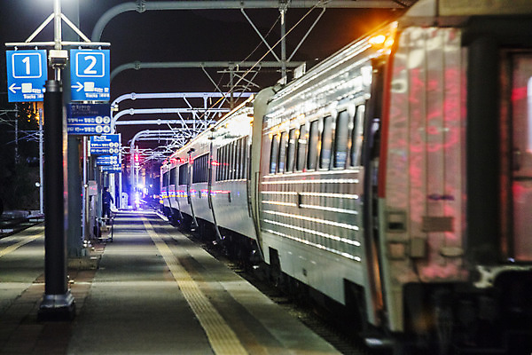 포토 JPG 사람없음 야외 기차 야간 강원도 동해 기차역 강릉 정동진 국내여행 국내포토 자연요소 육상교통 바다 여행 대중교통 한국 역 파일형식