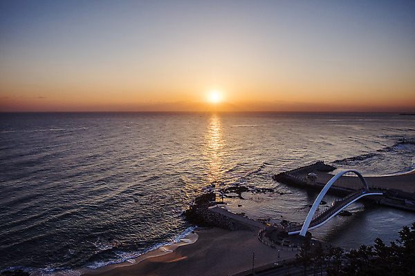 포토 JPG 주간 바다 사람없음 야외 태양 일출 일몰 다리 강원도 동해 강릉 국내여행 국내포토 자연요소 여행 한국 신체부위 노을 파일형식