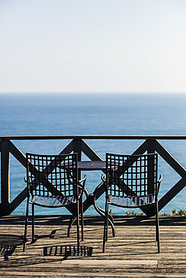 포토 JPG 주간 바다 의자 탁자 사람없음 야외 강원도 동해 강릉 국내여행 야외테라스 국내포토 자연요소 여행 가구 한국 발코니 파일형식