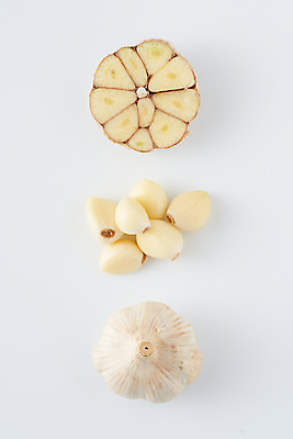 포토 JPG 스튜디오촬영 식재료 단면 실내 마늘 사람없음 하이앵글 흰배경 슬라이스 통마늘 국내포토 뷰포인트 백그라운드 채소 내부 흰색 파일형식