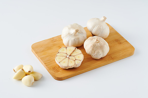 포토 JPG 스튜디오촬영 식재료 단면 실내 마늘 사람없음 흰배경 슬라이스 나무도마 통마늘 국내포토 백그라운드 채소 도마 내부 목재 흰색 파일형식