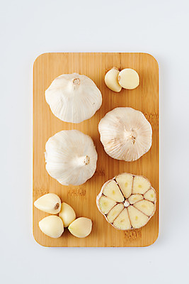 포토 JPG 스튜디오촬영 식재료 단면 실내 마늘 사람없음 하이앵글 흰배경 슬라이스 나무도마 통마늘 플랫레이 국내포토 뷰포인트 백그라운드 채소 도마 내부 목재 흰색 플랫 파일형식