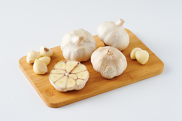 포토 JPG 스튜디오촬영 식재료 단면 실내 마늘 사람없음 흰배경 슬라이스 나무도마 통마늘 국내포토 백그라운드 채소 도마 내부 목재 흰색 파일형식