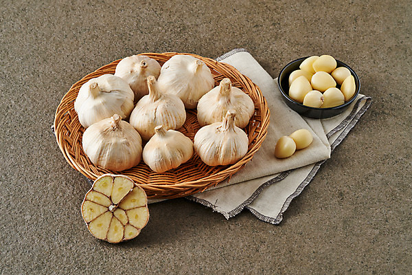 포토 JPG 스튜디오촬영 식재료 회색배경 단면 실내 마늘 사람없음 소쿠리 식탁보 슬라이스 통마늘 국내포토 백그라운드 채소 내부 바구니 회색 파일형식