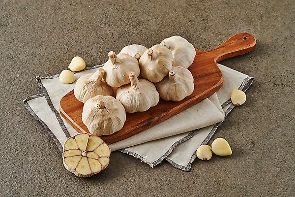 포토 JPG 스튜디오촬영 식재료 회색배경 단면 실내 마늘 사람없음 슬라이스 나무도마 통마늘 국내포토 백그라운드 채소 도마 내부 목재 회색 파일형식