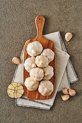 포토 JPG 스튜디오촬영 식재료 회색배경 단면 실내 마늘 사람없음 하이앵글 슬라이스 나무도마 통마늘 플랫레이 국내포토 뷰포인트 백그라운드 채소 도마 내부 목재 회색 플랫 파일형식