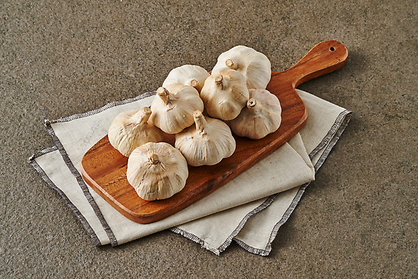 포토 JPG 스튜디오촬영 식재료 회색배경 실내 사람없음 식탁보 나무도마 통마늘 국내포토 백그라운드 도마 마늘 내부 목재 회색 파일형식