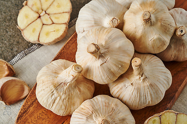 포토 JPG 스튜디오촬영 식재료 회색배경 단면 실내 마늘 근접촬영 사람없음 식탁보 슬라이스 나무도마 통마늘 국내포토 뷰포인트 백그라운드 채소 도마 내부 목재 회색 파일형식