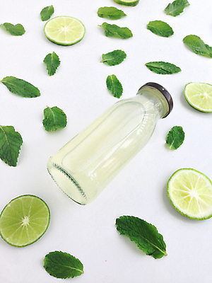 포토 JPG 해외이미지 잎 단면 유리병 실내 사람없음 흰배경 라임 라임주스 페퍼민트 해외202004 해외포토 식물 백그라운드 과일 병_용기 내부 흰색 과일주스 민트 파일형식