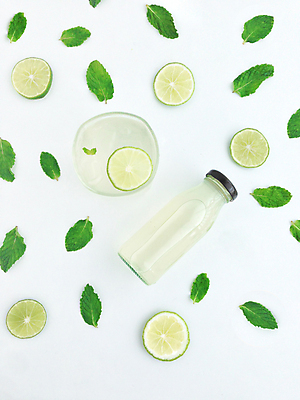 포토 JPG 해외이미지 단면 유리병 실내 사람없음 하이앵글 흰배경 라임 라임주스 페퍼민트 해외202004 해외포토 뷰포인트 백그라운드 과일 병_용기 내부 흰색 과일주스 민트 파일형식