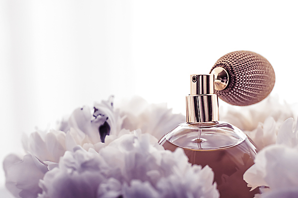 포토 JPG 해외이미지 근접촬영 사람없음 화장품 작약 향수병 해외포토 꽃 뷰포인트 뷰티 향수 병_담는 파일형식