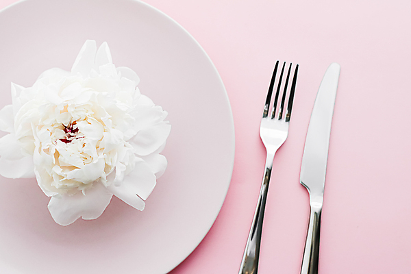 포토 JPG 해외이미지 식기 접시 꽃 포크 사람없음 낭만 나이프 분홍색배경 해외포토 식물 분홍색 백그라운드 컨셉 칼 파일형식