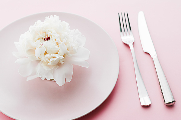 포토 JPG 해외이미지 식기 접시 꽃 포크 사람없음 낭만 나이프 분홍색배경 해외포토 식물 분홍색 백그라운드 컨셉 칼 파일형식