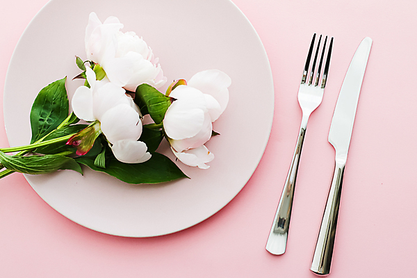 포토 JPG 해외이미지 식기 접시 꽃 포크 사람없음 하이앵글 낭만 나이프 분홍색배경 해외포토 식물 뷰포인트 분홍색 백그라운드 컨셉 칼 파일형식