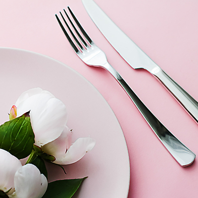 포토 JPG 해외이미지 식기 접시 꽃 포크 사람없음 낭만 나이프 분홍색배경 해외포토 식물 분홍색 백그라운드 컨셉 칼 파일형식