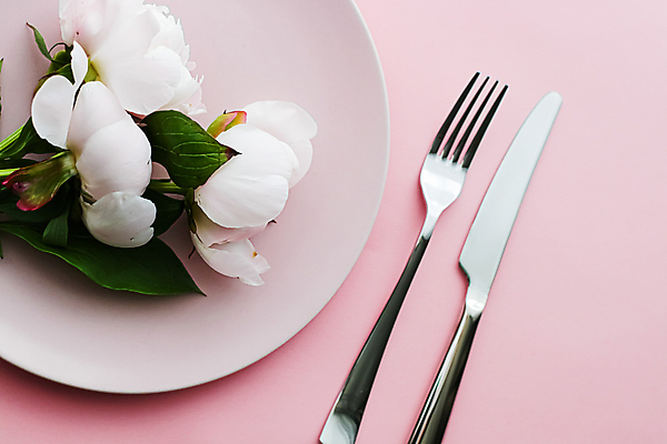 포토 JPG 해외이미지 식기 접시 꽃 포크 사람없음 낭만 나이프 분홍색배경 해외포토 식물 분홍색 백그라운드 컨셉 칼 파일형식
