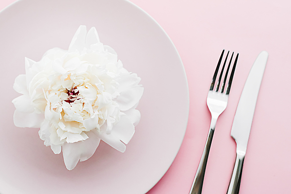 포토 JPG 해외이미지 식기 접시 꽃 포크 사람없음 낭만 나이프 분홍색배경 해외포토 식물 분홍색 백그라운드 컨셉 칼 파일형식