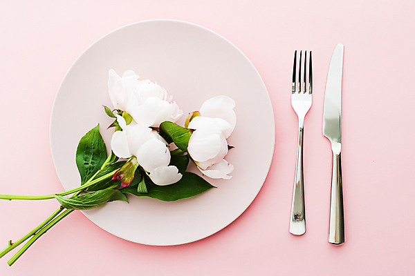 포토 JPG 해외이미지 식기 접시 꽃 포크 사람없음 하이앵글 낭만 나이프 분홍색배경 해외포토 식물 뷰포인트 분홍색 백그라운드 컨셉 칼 파일형식