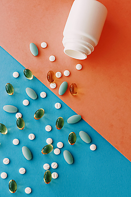 포토 JPG 해외이미지 건강 사람없음 하이앵글 알약 약 약병 파란배경 처방 쏟아짐 주황색배경 해외포토 뷰포인트 백그라운드 의학 모션 파란색 주황색 병_담는 파일형식