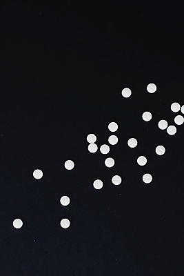 포토 JPG 해외이미지 검은배경 건강 사람없음 알약 약 처방 쏟아짐 해외포토 백그라운드 의학 모션 검은색 파일형식