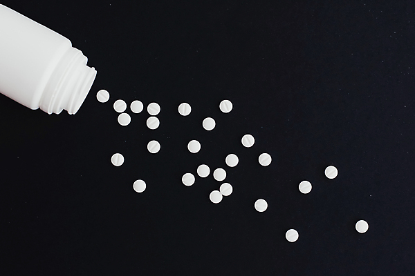 포토 JPG 해외이미지 검은배경 건강 사람없음 하이앵글 알약 약 약병 처방 쏟아짐 해외포토 뷰포인트 백그라운드 의학 모션 검은색 병_담는 파일형식