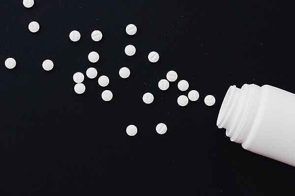 포토 JPG 해외이미지 검은배경 건강 사람없음 하이앵글 알약 약 약병 처방 쏟아짐 해외포토 뷰포인트 백그라운드 의학 모션 검은색 병_담는 파일형식