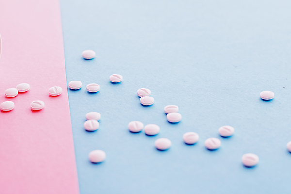 포토 JPG 해외이미지 건강 사람없음 알약 약 파란배경 처방 쏟아짐 분홍색배경 해외포토 분홍색 백그라운드 의학 모션 파란색 파일형식