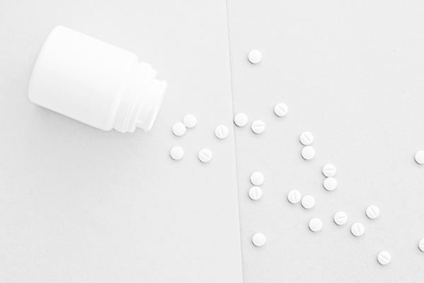 포토 JPG 해외이미지 건강 사람없음 하이앵글 알약 약 약병 흰배경 처방 쏟아짐 해외포토 뷰포인트 백그라운드 의학 모션 흰색 병_담는 파일형식