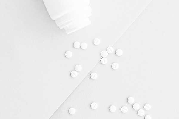 포토 JPG 해외이미지 건강 사람없음 하이앵글 알약 약 약병 흰배경 처방 쏟아짐 해외포토 뷰포인트 백그라운드 의학 모션 흰색 병_담는 파일형식