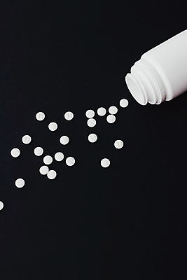 포토 JPG 해외이미지 검은배경 건강 사람없음 알약 약 약병 처방 쏟아짐 해외포토 백그라운드 의학 모션 검은색 병_담는 파일형식