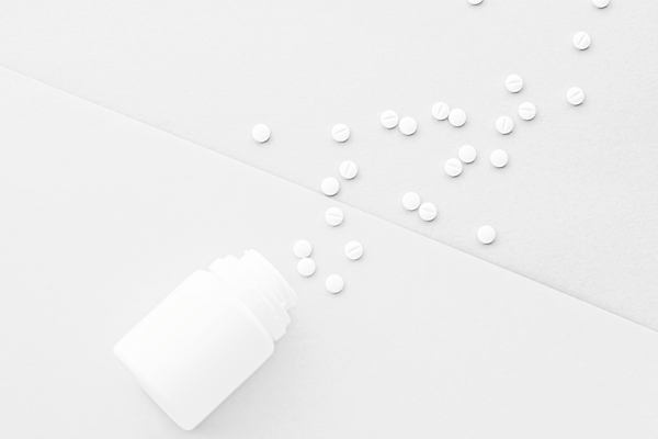 포토 JPG 해외이미지 건강 사람없음 하이앵글 알약 약 약병 흰배경 처방 쏟아짐 해외포토 뷰포인트 백그라운드 의학 모션 흰색 병_담는 파일형식