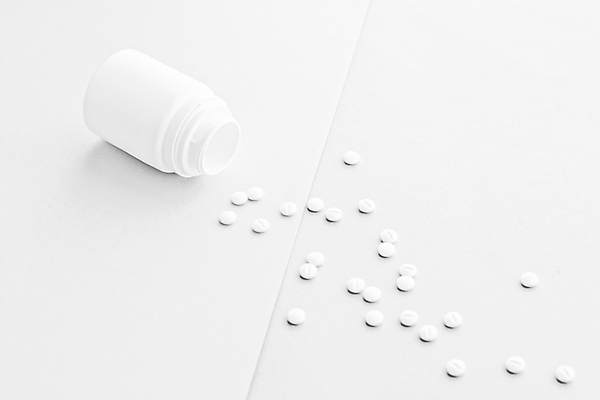 포토 JPG 해외이미지 건강 사람없음 알약 약 약병 흰배경 처방 쏟아짐 해외포토 백그라운드 의학 모션 흰색 병_담는 파일형식