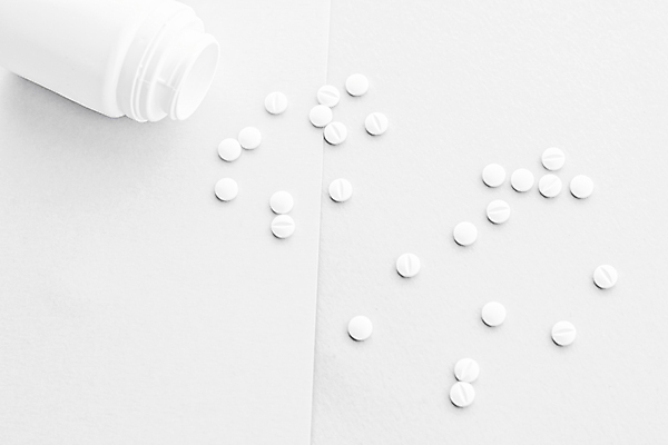 포토 JPG 해외이미지 건강 사람없음 알약 약 약병 흰배경 처방 쏟아짐 해외포토 백그라운드 의학 모션 흰색 병_담는 파일형식