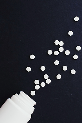 포토 JPG 해외이미지 검은배경 건강 사람없음 하이앵글 알약 약 약병 처방 쏟아짐 해외포토 뷰포인트 백그라운드 의학 모션 검은색 병_담는 파일형식