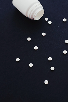 포토 JPG 해외이미지 검은배경 건강 사람없음 알약 약 약병 처방 쏟아짐 해외포토 백그라운드 의학 모션 검은색 병_담는 파일형식