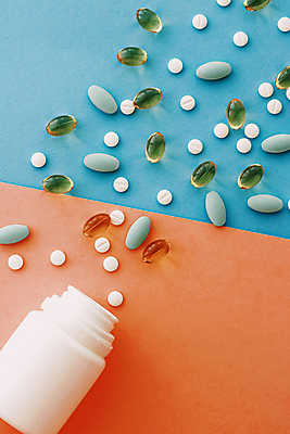 포토 JPG 해외이미지 건강 사람없음 하이앵글 알약 약 약병 파란배경 처방 쏟아짐 주황색배경 해외포토 뷰포인트 백그라운드 의학 모션 파란색 주황색 병_담는 파일형식