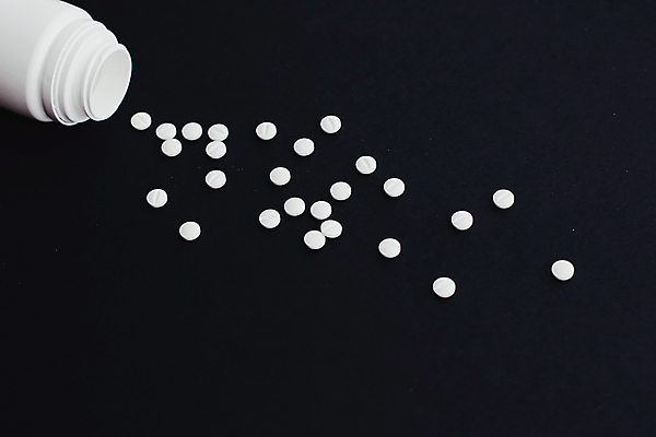 포토 JPG 해외이미지 검은배경 건강 사람없음 알약 약 약병 처방 쏟아짐 해외포토 백그라운드 의학 모션 검은색 병_담는 파일형식