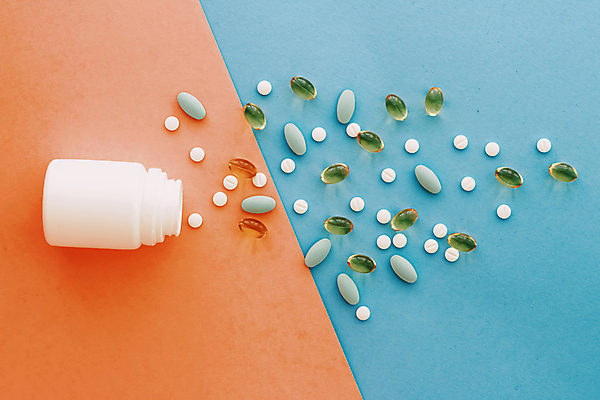 포토 JPG 해외이미지 건강 사람없음 하이앵글 알약 약 약병 파란배경 처방 쏟아짐 주황색배경 해외포토 뷰포인트 백그라운드 의학 모션 파란색 주황색 병_담는 파일형식