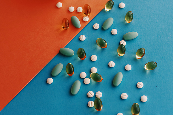 포토 JPG 해외이미지 건강 사람없음 하이앵글 알약 약 파란배경 처방 쏟아짐 주황색배경 해외포토 뷰포인트 백그라운드 의학 모션 파란색 주황색 파일형식