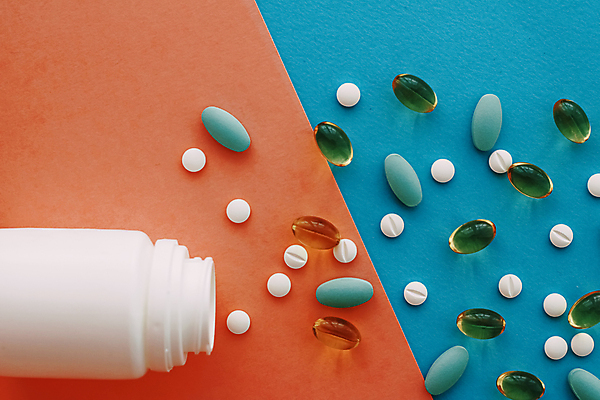 포토 JPG 해외이미지 건강 사람없음 알약 약 약병 파란배경 처방 쏟아짐 주황색배경 해외포토 백그라운드 의학 모션 파란색 주황색 병_담는 파일형식