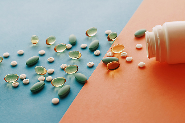 포토 JPG 해외이미지 건강 사람없음 알약 약 약병 파란배경 처방 쏟아짐 주황색배경 해외포토 백그라운드 의학 모션 파란색 주황색 병_담는 파일형식