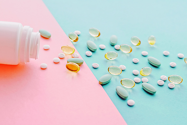 포토 JPG 해외이미지 건강 사람없음 알약 약 약병 파란배경 처방 쏟아짐 분홍색배경 해외포토 분홍색 백그라운드 의학 모션 파란색 병_담는 파일형식