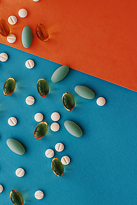 포토 JPG 해외이미지 건강 사람없음 하이앵글 알약 약 파란배경 처방 쏟아짐 주황색배경 해외포토 뷰포인트 백그라운드 의학 모션 파란색 주황색 파일형식