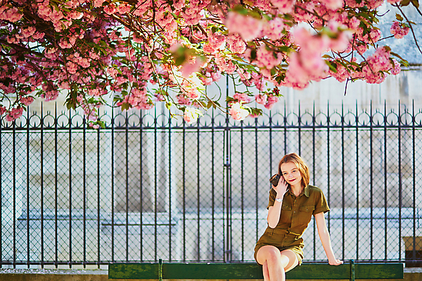 포토 JPG 해외이미지 주간 외국인 나무 백인 공원 여자 벤치 한명 들기 앉기 상반신 성인 야외 앞모습 봄 벚꽃 다리꼬기 테이크아웃컵 성인여자한명만 파리(프랑스) 해외포토 자연요소 서양인 식물 1 계절 공공시설 꽃 뷰포인트 의자 모션 사람 인종 컵 여자한명만 성인여자만 파일형식